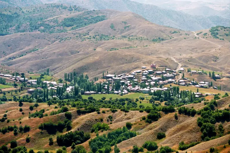 Bozkır tepelerinin arasındaki vadide kavak ağaçlarıyla çevrili Gühertaş köyünün genel görünümü