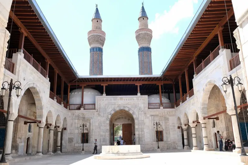 Sivas Gök Medrese'nin avlusu, taş revakları ve çini süslemeli ikiz minareleri